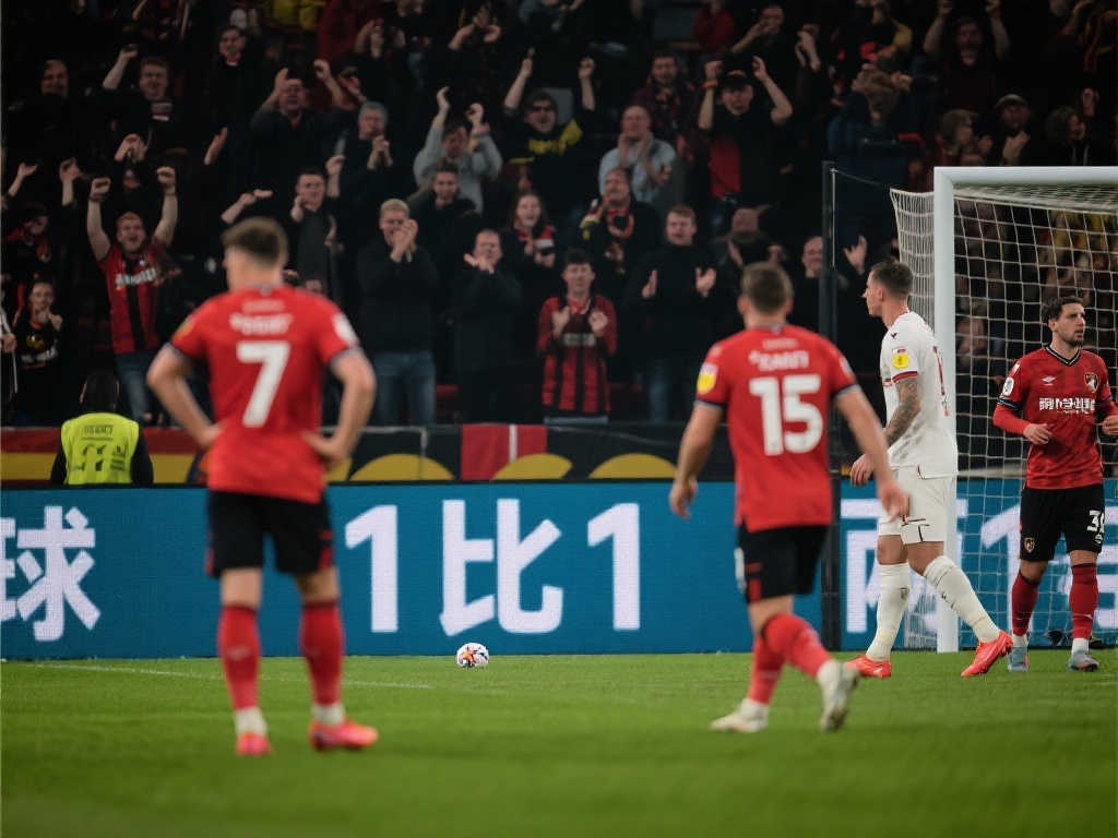 巴西主场1-1战平乌拉圭,两粒15号进球成焦点,球迷不满嘘声四起 巴西主场1-1战平乌拉圭,两粒15号进球成焦点,球迷不满嘘声四起